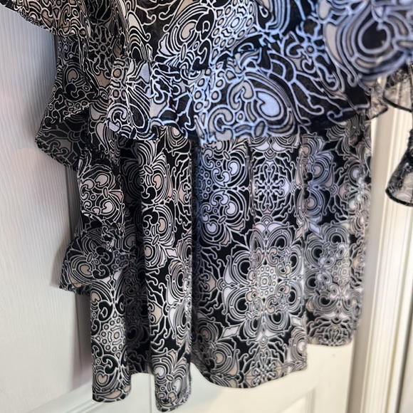 Black geometric blouse - Picture 2 of 5